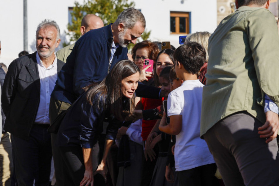 Los reyes de España visitan pueblos arrasados por la DANA