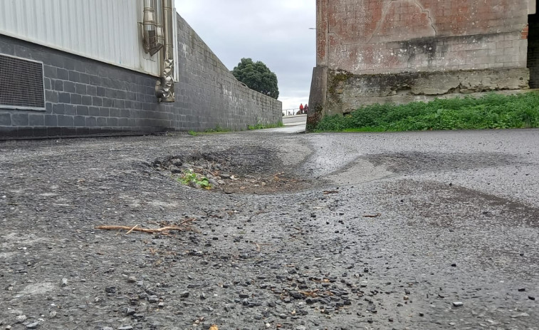 Grandes baches en la carretera que bordea la piscina de Cee