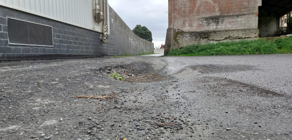 Grandes baches en la carretera que bordea la piscina de Cee