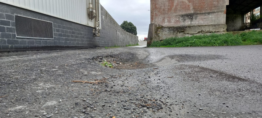 Grandes baches en la carretera que bordea la piscina de Cee