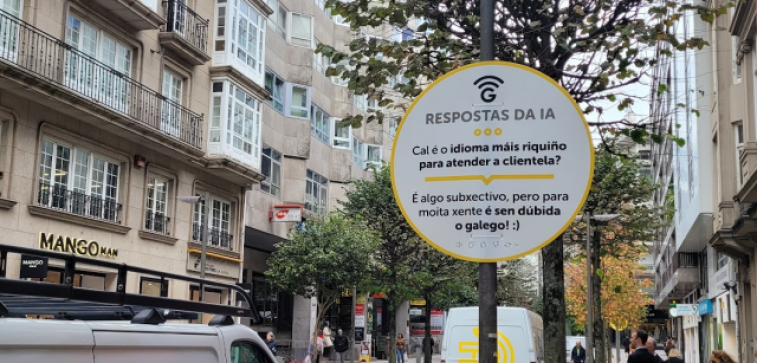 Los misteriosos carteles sobre IA en Santiago: una campaña para promover el uso del gallego