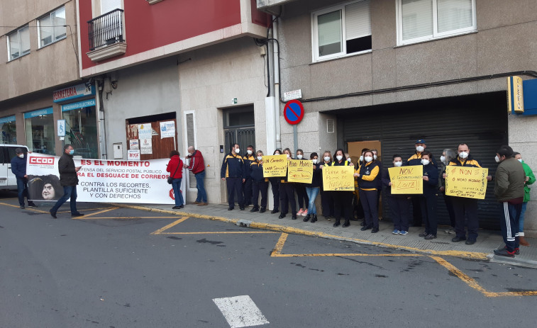 La CIG convoca una concentración en Correos de Carballo para pedir que se contrate más personal