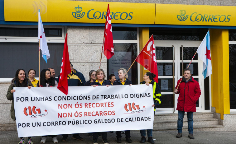 Protesta en Correos de Carballo por la sobrecarga de trabajo