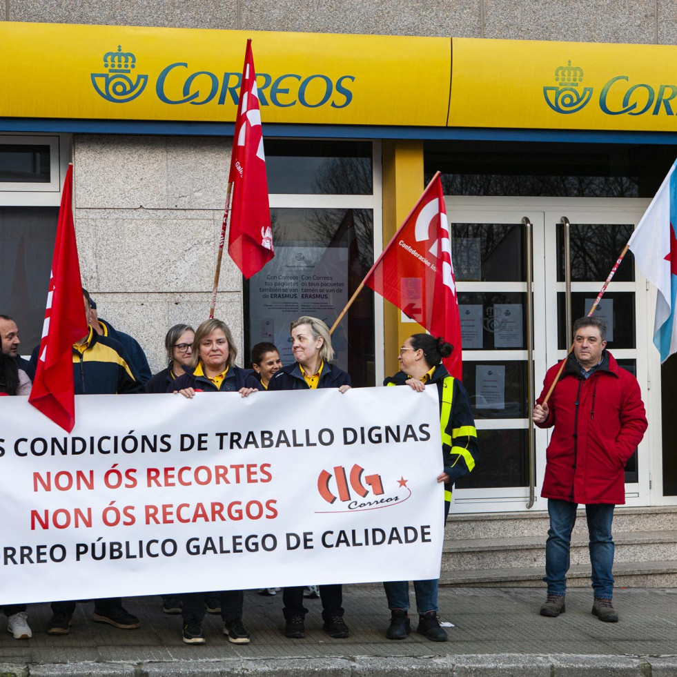 Protesta en Correos de Carballo por la sobrecarga de trabajo