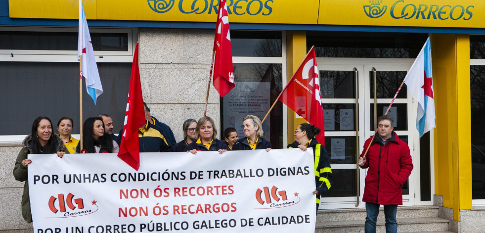 Protesta en Correos de Carballo por la sobrecarga de trabajo