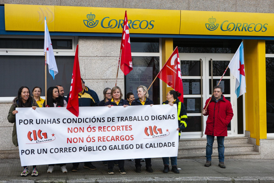 Protesta en Correos de Carballo por la sobrecarga de trabajo