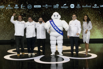 MURCIA, 26/11/2024.- Los chefs que han conseguido dos estrellas Michelín posan para la foto de familia durante la Gala de la Guía Michelín de la gastronomía española en su edición de 2025, este 