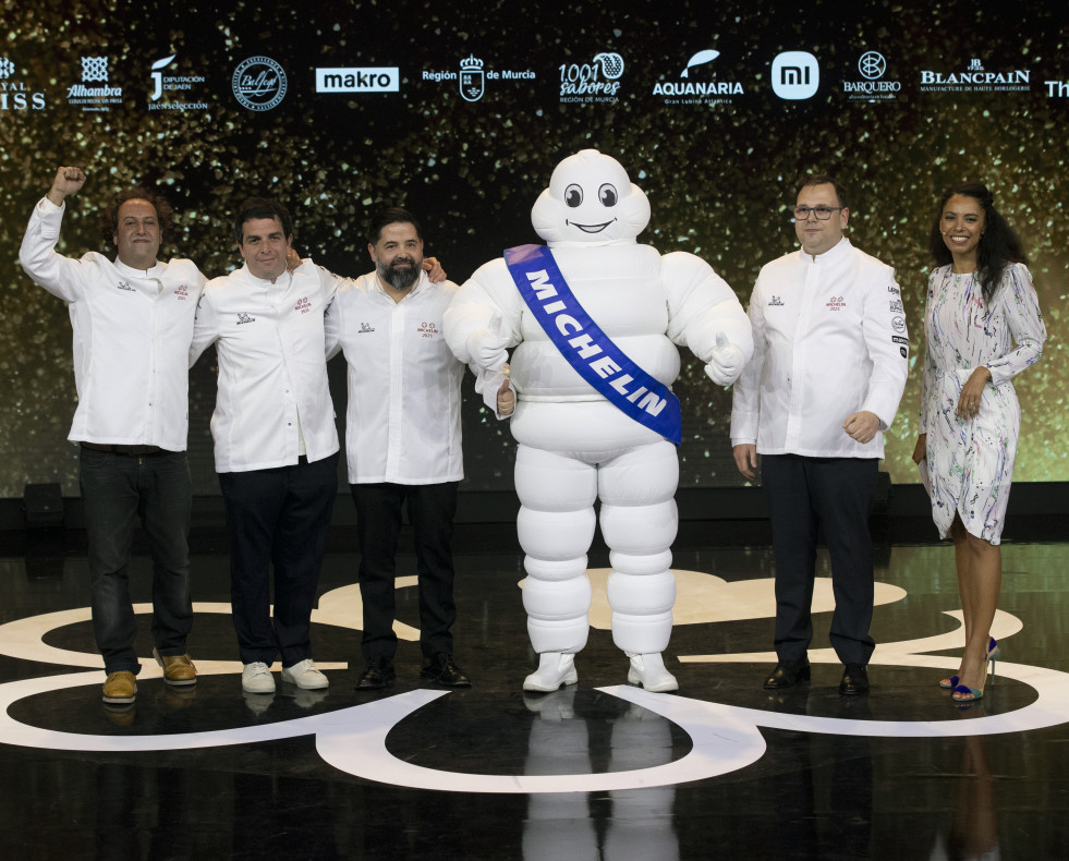 MURCIA, 26/11/2024.- Los chefs que han conseguido dos estrellas Michelín posan para la foto de familia durante la Gala de la Guía Michelín de la gastronomía española en su edición de 2025, este 