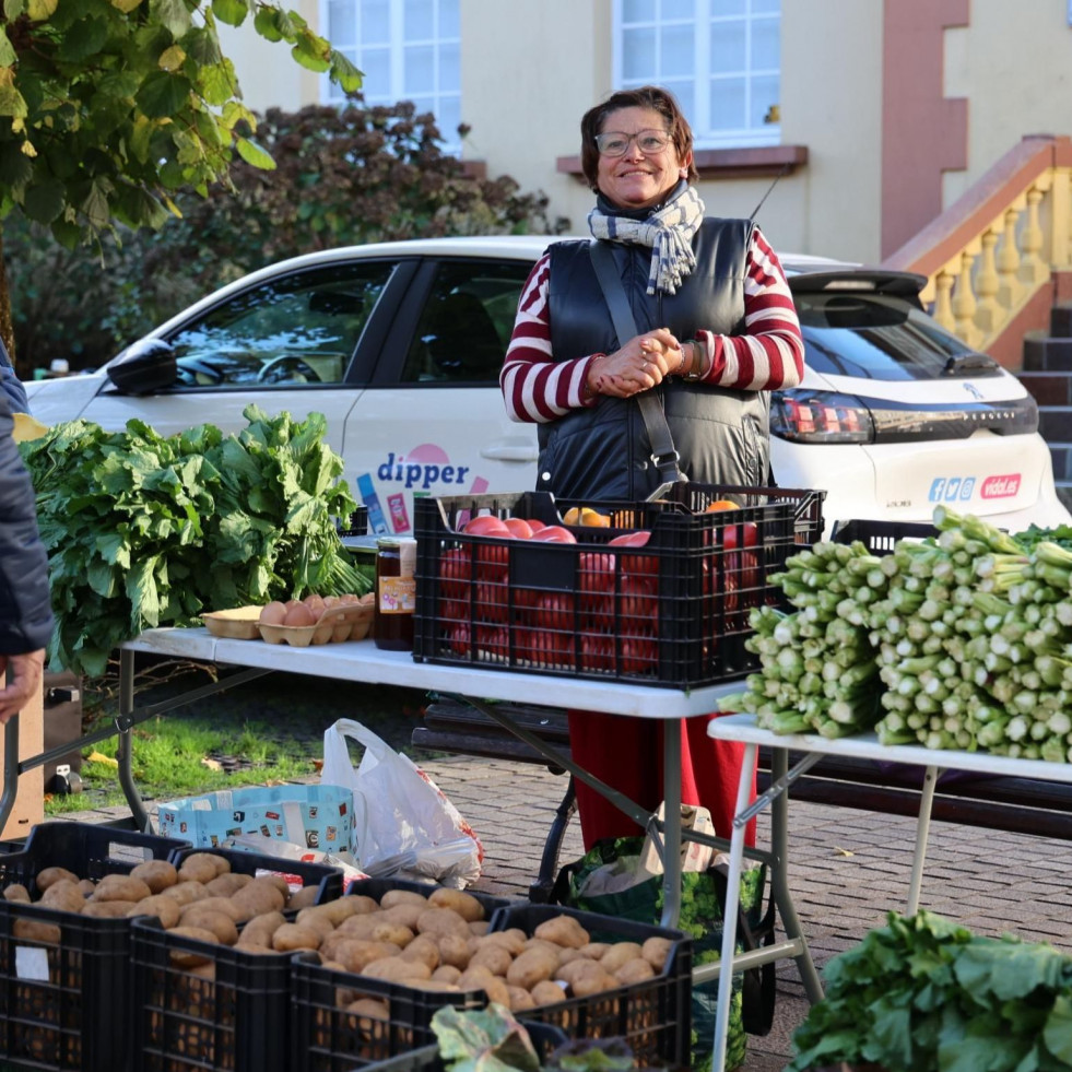 Animada feria en Carballo, en una jornada casi veraniega