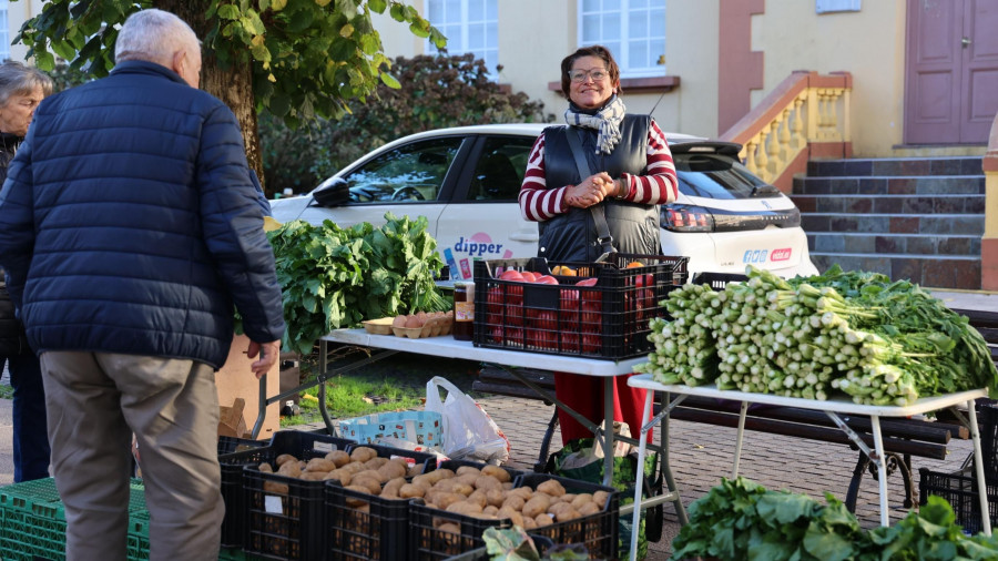 Animada feria en Carballo, en una jornada casi veraniega