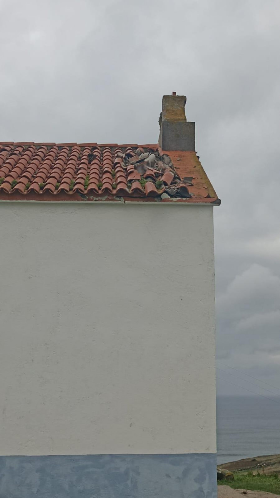 El rayo caído en la capilla de Santa Rosa de Laxe dejó sin servicio 25 farolas