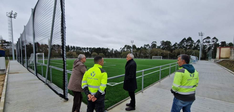 Finalizan las obras del nuevo campo de fútbol 8 de As Eiroas