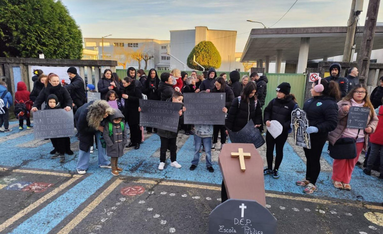 Las familias escenifican la muerte del colegio Bergantiños