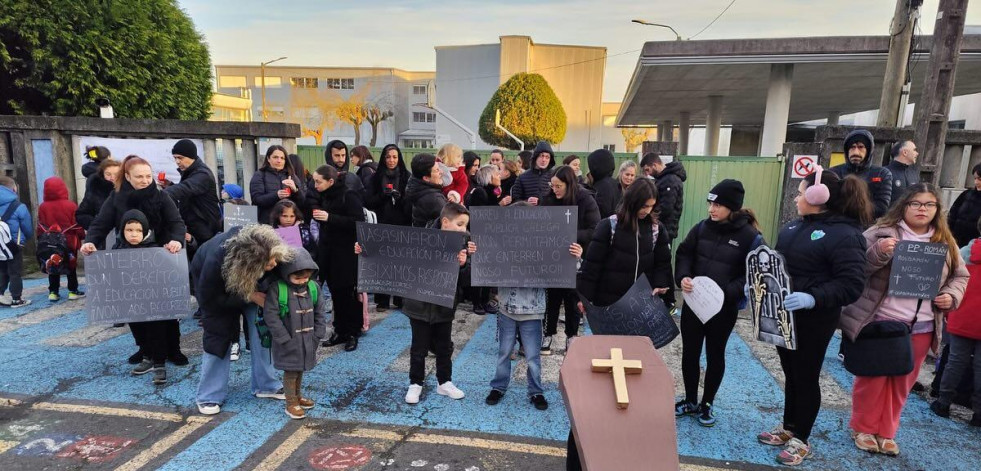 Las familias escenifican la muerte del colegio Bergantiños