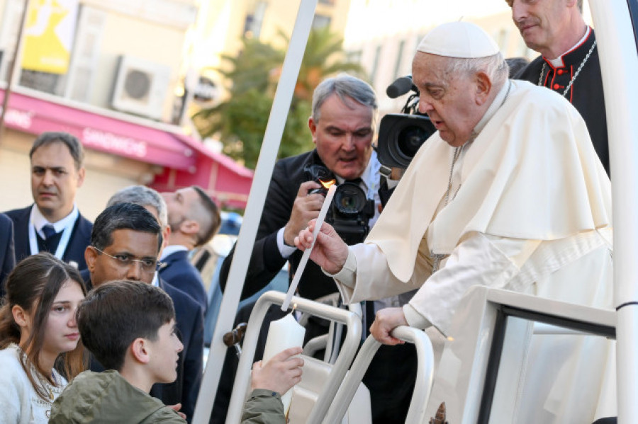 El Papa pide desde Córcega "paz para todas las tierras que se asoman al mar Mediterráneo"