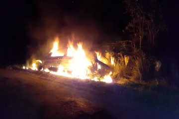 Vehículo incendiado na Laracha 1