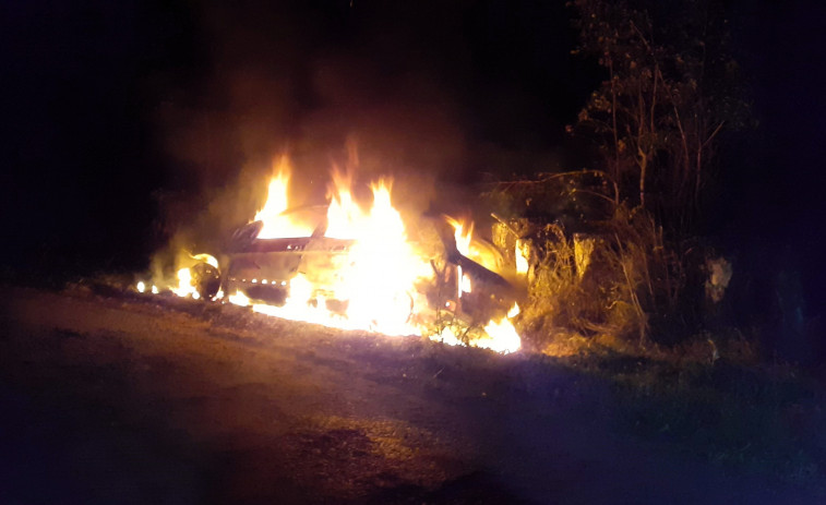 Arde en A Laracha un coche que había sido robado cinco días antes