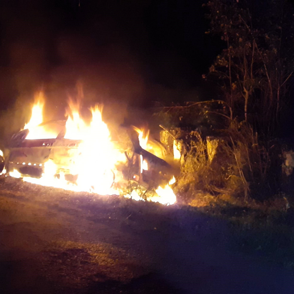 Arde en A Laracha un coche que había sido robado cinco días antes