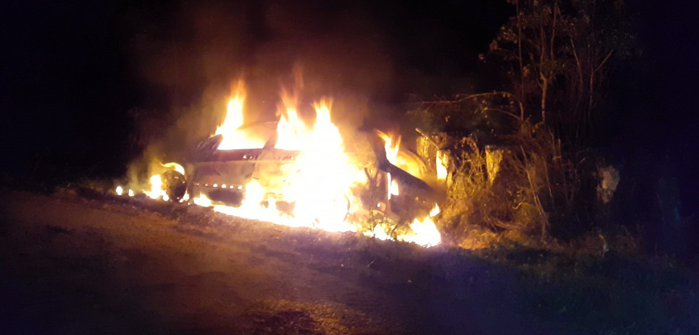 Arde en A Laracha un coche que había sido robado cinco días antes