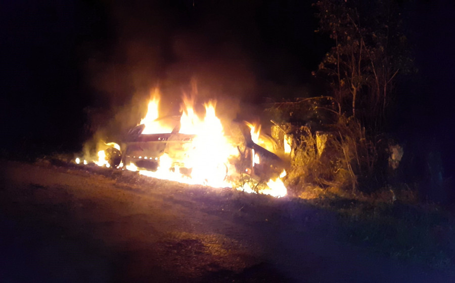 Arde en A Laracha un coche que había sido robado cinco días antes