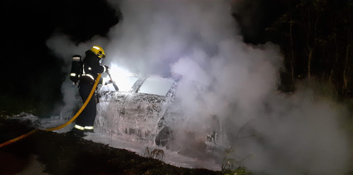 Vehu00edculo incendiado na Laracha 2