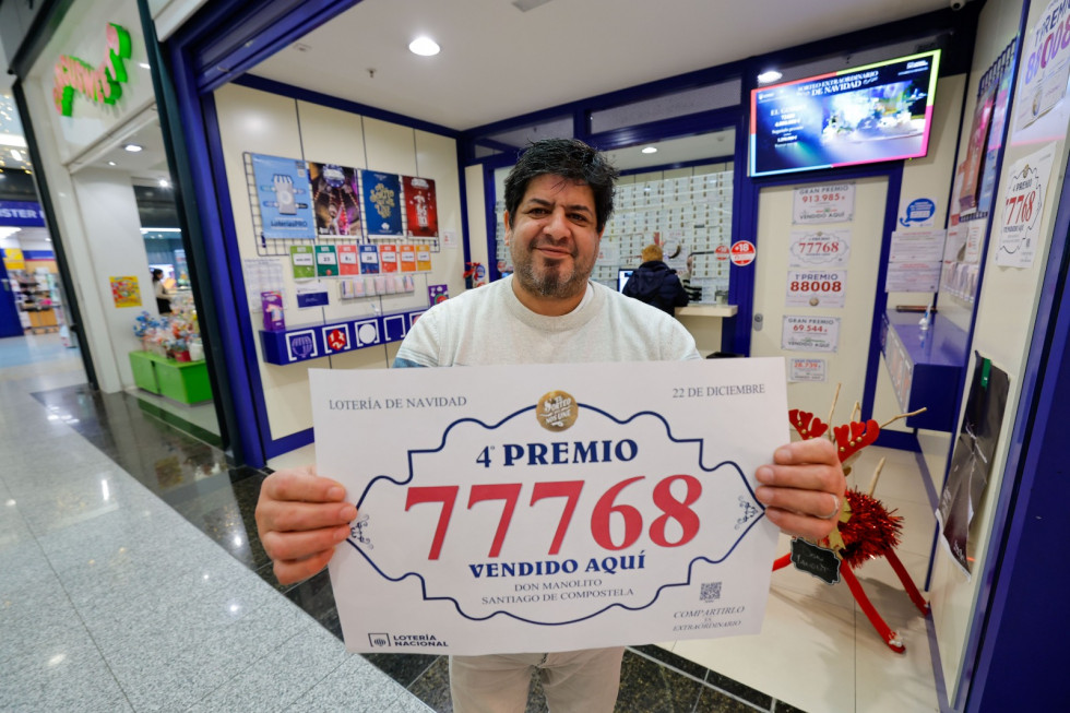 Manuel Blanco, propietario de la administración de Don Manolito de Santiago de Compostela, celebra tras haber vendido décimos del 77768, uno de los cuartos premios de la Lotería de Navidad @Eladio