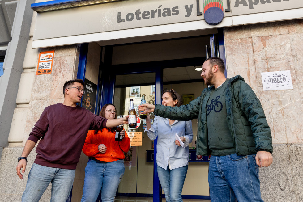 MADRID, 22/12/2024.- Administración La Bruja, en el número 12 de la calle Colombia de Madrid, que ha vendido el número 48.020, uno de los cuartos premios de la Lotería de Navidad. EFE/Daniel Gonz