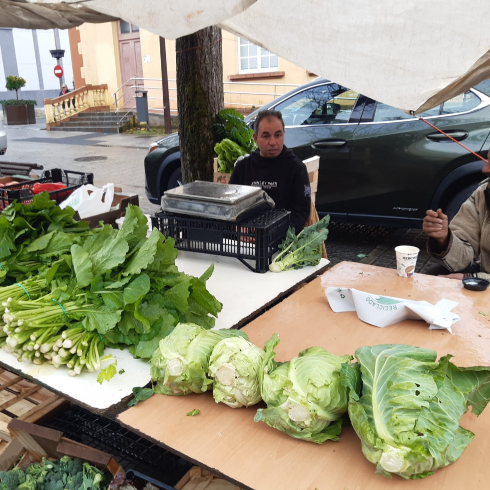 La coliflor para la cena de Nochebuena cotiza hasta en seis euros en la feria carballesa