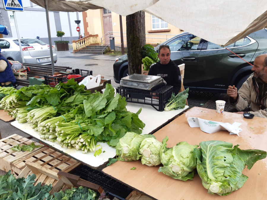 La coliflor para la cena de Nochebuena cotiza hasta en seis euros en la feria carballesa