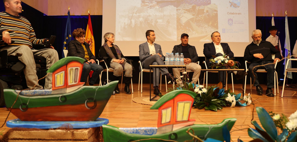 Caión conmemora el centenario de la Cofradía de pescadores y estrena grúa