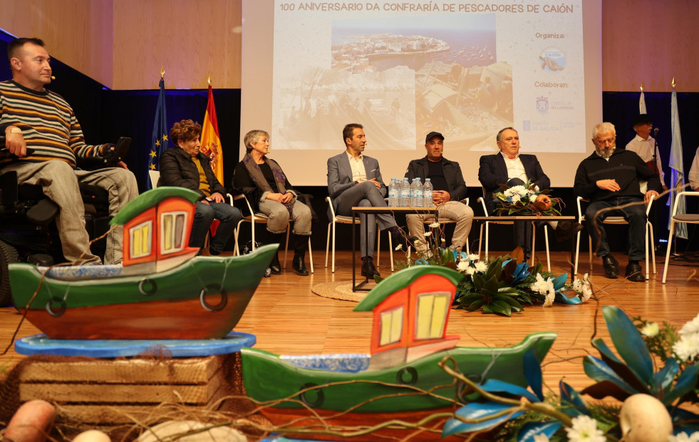 Caión conmemora el centenario de la Cofradía de pescadores y estrena grúa