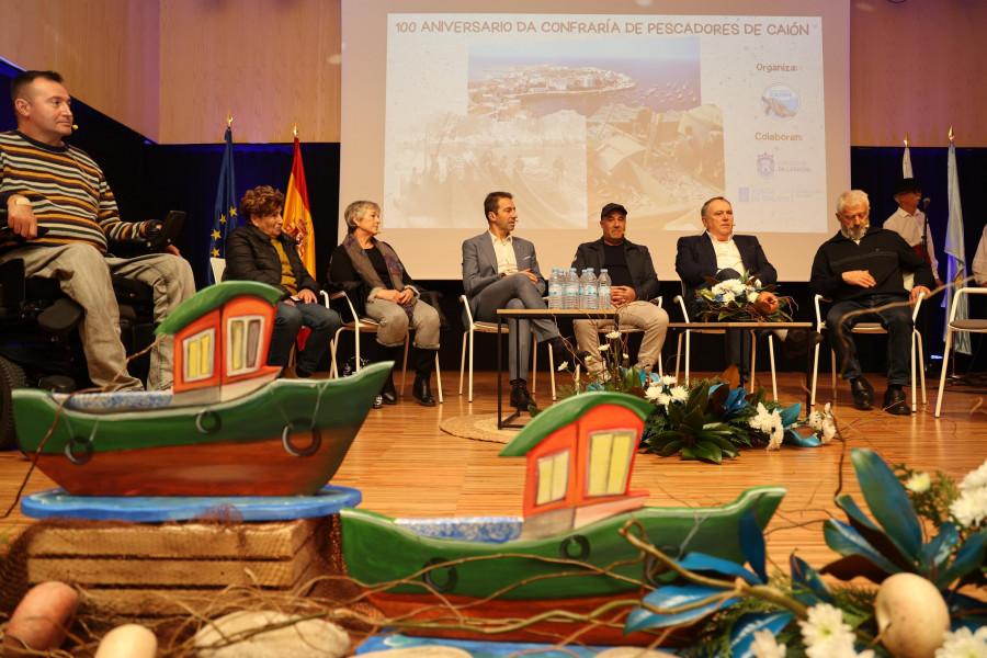 Caión conmemora el centenario de la Cofradía de pescadores y estrena grúa