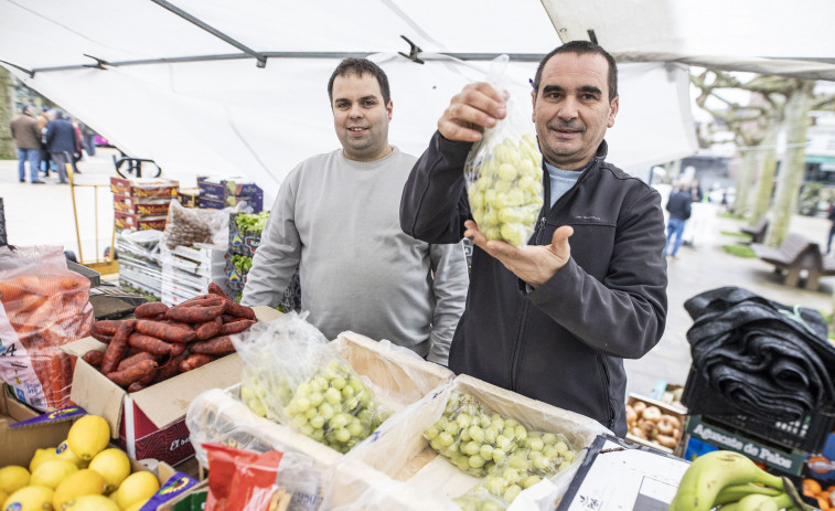 Las uvas para Fin de Año cotizan hasta en siete euros el kilo en la feria carballesa