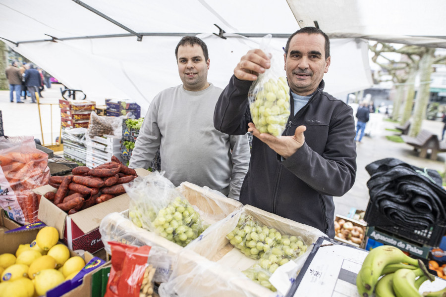 Las uvas para Fin de Año cotizan hasta en siete euros el kilo en la feria carballesa