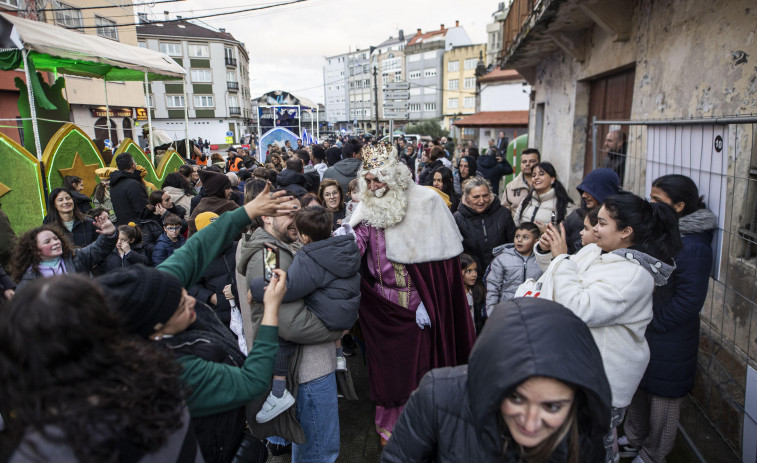 El temporal no detiene a los Reyes Magos ni por tierra ni por mar