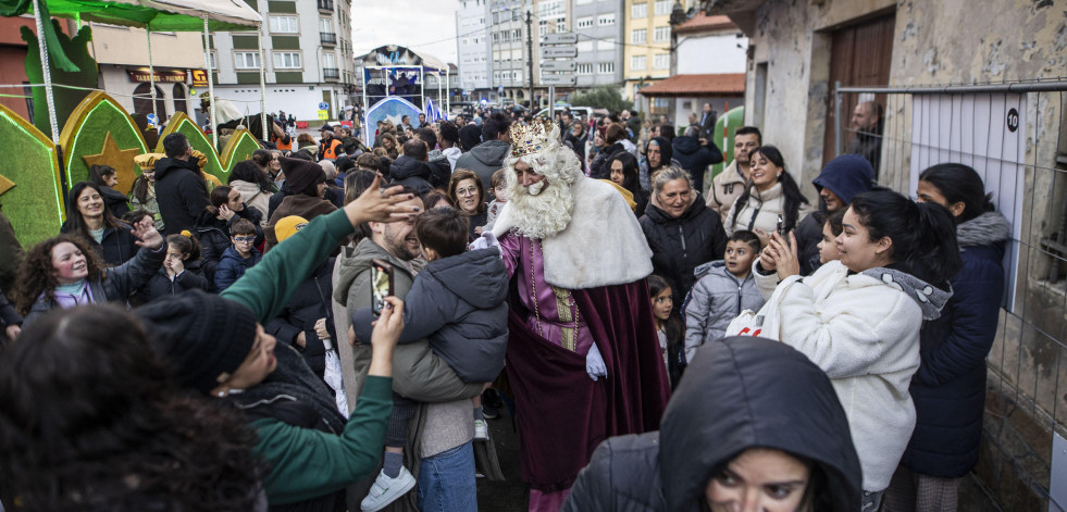 El temporal no detiene a los Reyes Magos ni por tierra ni por mar