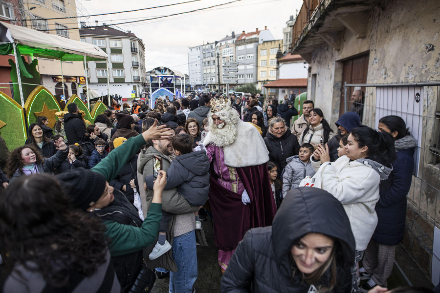 El temporal no detiene a los Reyes Magos ni por tierra ni por mar