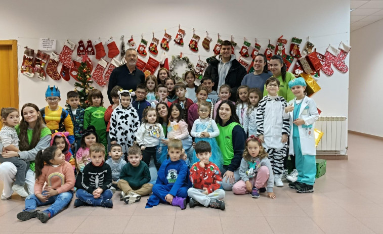 Un centenar de niños en los obradoiros navideños de Zas