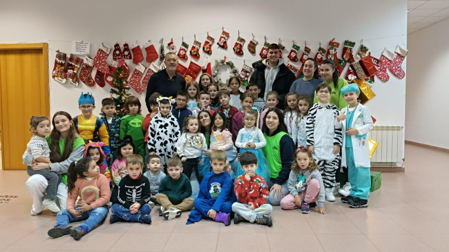 Un centenar de niños en los obradoiros navideños de Zas