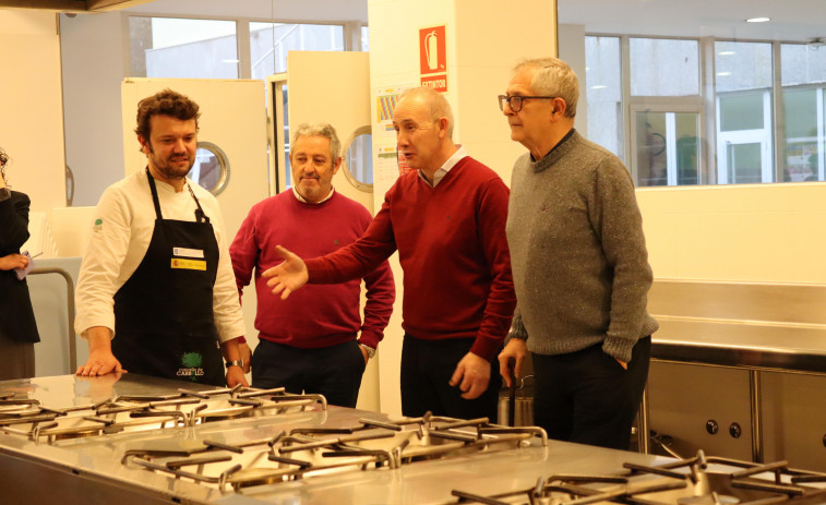 Los alcaldes de los concellos de Carballo y Coristanco visitan a los alumnos del Fórum