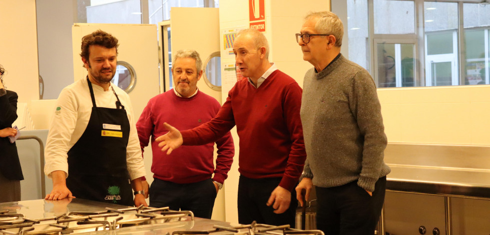 Los alcaldes de los concellos de Carballo y Coristanco visitan a los alumnos del Fórum