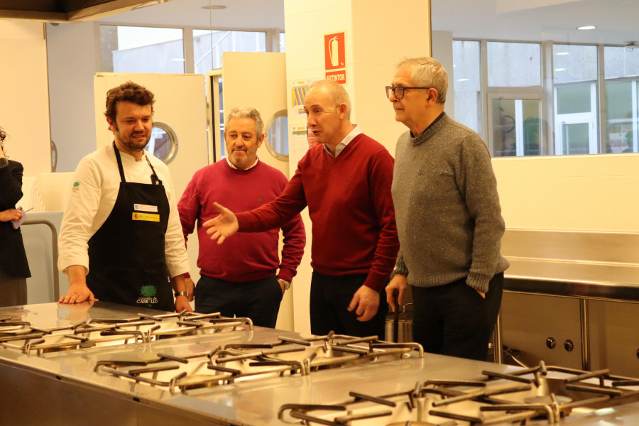 Los alcaldes de los concellos de Carballo y Coristanco visitan a los alumnos del Fórum