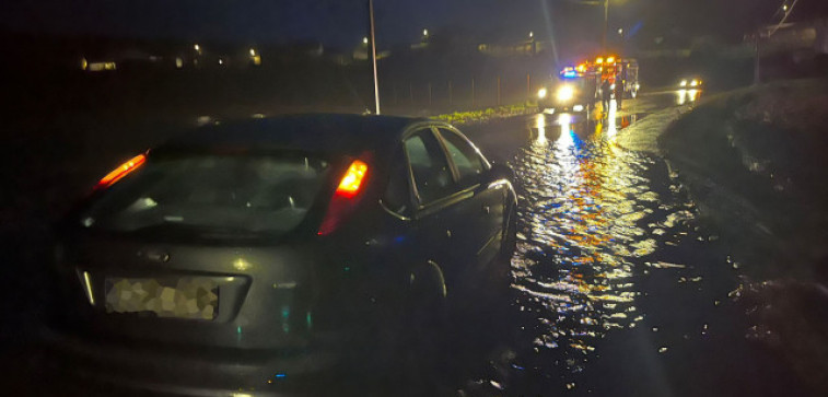 Un río se desborda en Lousame y deja un coche atrapado