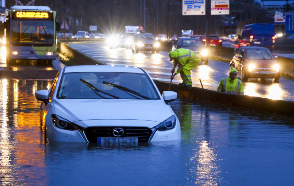 Inundaciones y caídas de árboles al paso del temporal en Galicia