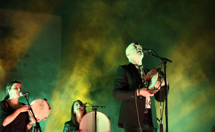 Xabier Díaz rinde homenaje a las cantareiras homenajeadas en las Letras Galegas