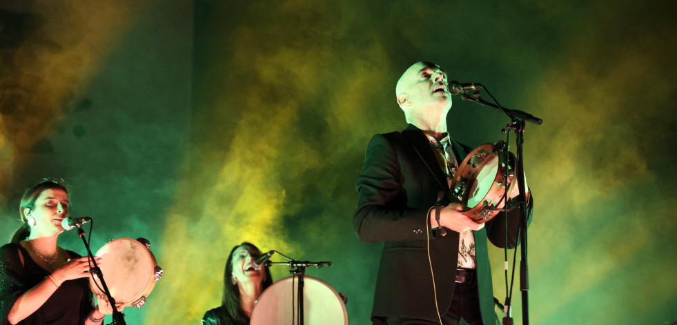 Xabier Díaz rinde homenaje a las cantareiras homenajeadas en las Letras Galegas