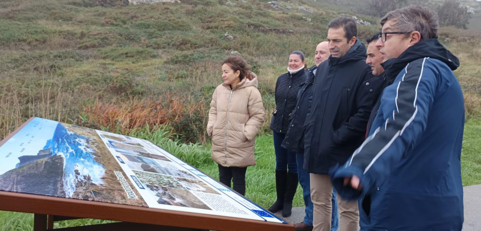 El conselleiro do Mar pone en valor el patrimonio natural y paisajístico de Laxe