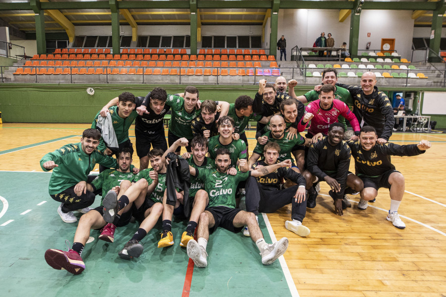 Machada del Calvo Xiria que se mostró muy superior al Balonmano Carballal