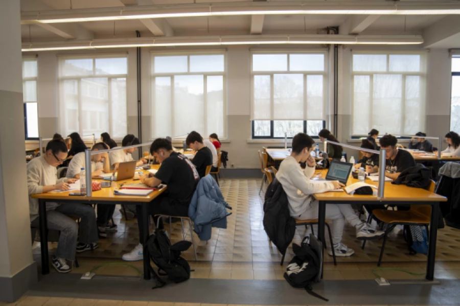 Un ‘okupa’  en la  biblioteca