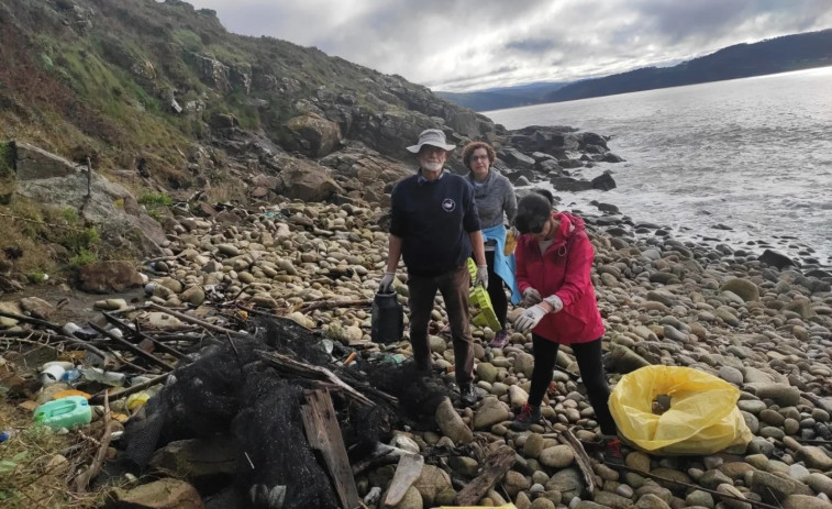 Mar de Fábula retira once sacos de basura en los ‘Coídos de Camariñas’